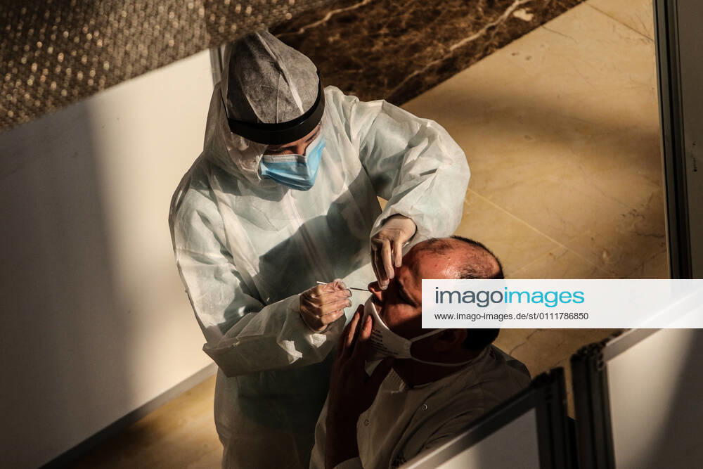 2 February 2021 (Malaga) Today has begun the rapid testing of workers in the tourist, commercial and cultural sector of Malaga capital,in the Palacio de ferias y Congresos de Malaga, with the aim of influencing the safety of these businesses and achieving greater peace of mind for customers in the face of possible contagion. Given the persistence of the health crisis caused by the COVID-19, and the very negative impact it is having on tourism, commercial and cultural companies, they have considered it necessary to enhance the image of Malaga as a safe destination . In this regard, the representatives of both entities have agreed to highlight the opportunity to work together to unite efforts for the recovery of the activ - ZUMAc161 20210202_zap_c161_002