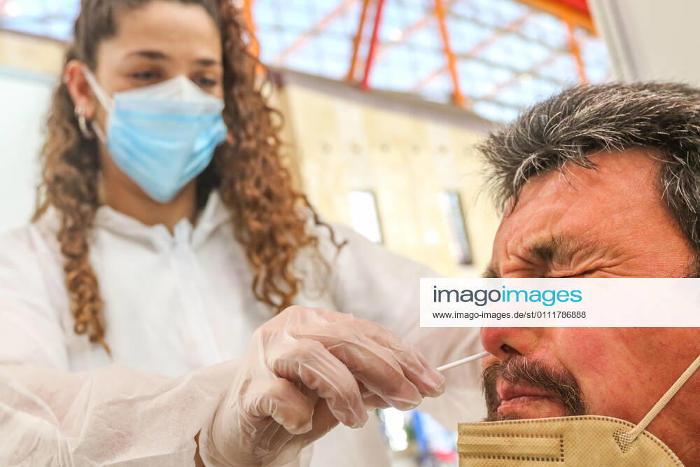 2 February 2021 (Malaga) Today has begun the rapid testing of workers in the tourist, commercial and cultural sector of Malaga capital,in the Palacio de ferias y Congresos de Malaga, with the aim of influencing the safety of these businesses and achieving greater peace of mind for customers in the face of possible contagion. Given the persistence of the health crisis caused by the COVID-19, and the very negative impact it is having on tourism, commercial and cultural companies, they have considered it necessary to enhance the image of Malaga as a safe destination . In this regard, the representatives of both entities have agreed to highlight the opportunity to work together to unite efforts for the recovery of the activ - ZUMAc161 20210202_zap_c161_020