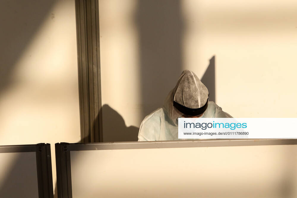 2 February 2021 (Malaga) Today has begun the rapid testing of workers in the tourist, commercial and cultural sector of Malaga capital,in the Palacio de ferias y Congresos de Malaga, with the aim of influencing the safety of these businesses and achieving greater peace of mind for customers in the face of possible contagion. Given the persistence of the health crisis caused by the COVID-19, and the very negative impact it is having on tourism, commercial and cultural companies, they have considered it necessary to enhance the image of Malaga as a safe destination . In this regard, the representatives of both entities have agreed to highlight the opportunity to work together to unite efforts for the recovery of the activ - ZUMAc161 20210202_zap_c161_022