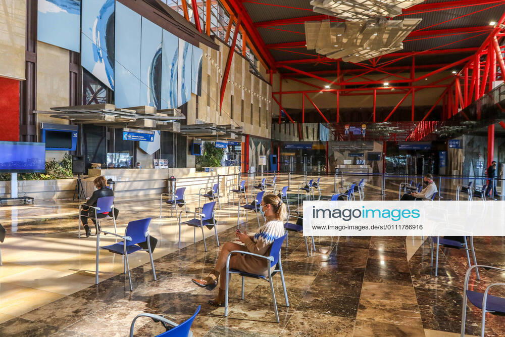 2 February 2021 (Malaga) Today has begun the rapid testing of workers in the tourist, commercial and cultural sector of Malaga capital,in the Palacio de ferias y Congresos de Malaga, with the aim of influencing the safety of these businesses and achieving greater peace of mind for customers in the face of possible contagion. Given the persistence of the health crisis caused by the COVID-19, and the very negative impact it is having on tourism, commercial and cultural companies, they have considered it necessary to enhance the image of Malaga as a safe destination . In this regard, the representatives of both entities have agreed to highlight the opportunity to work together to unite efforts for the recovery of the activ - ZUMAc161 20210202_zap_c161_037