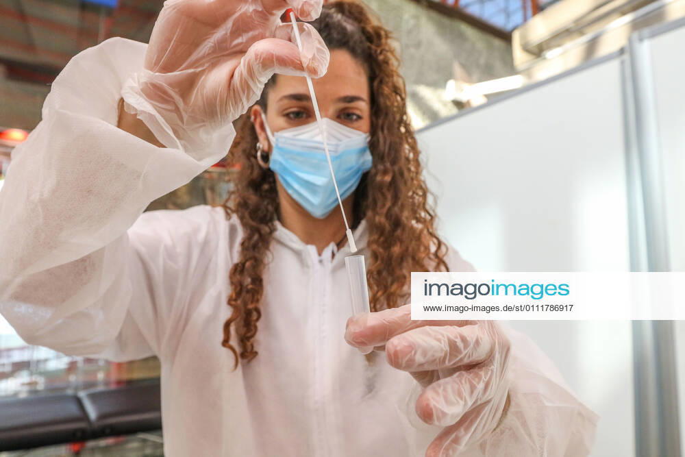 2 February 2021 (Malaga) Today has begun the rapid testing of workers in the tourist, commercial and cultural sector of Malaga capital,in the Palacio de ferias y Congresos de Malaga, with the aim of influencing the safety of these businesses and achieving greater peace of mind for customers in the face of possible contagion. Given the persistence of the health crisis caused by the COVID-19, and the very negative impact it is having on tourism, commercial and cultural companies, they have considered it necessary to enhance the image of Malaga as a safe destination . In this regard, the representatives of both entities have agreed to highlight the opportunity to work together to unite efforts for the recovery of the activ - ZUMAc161 20210202_zap_c161_038