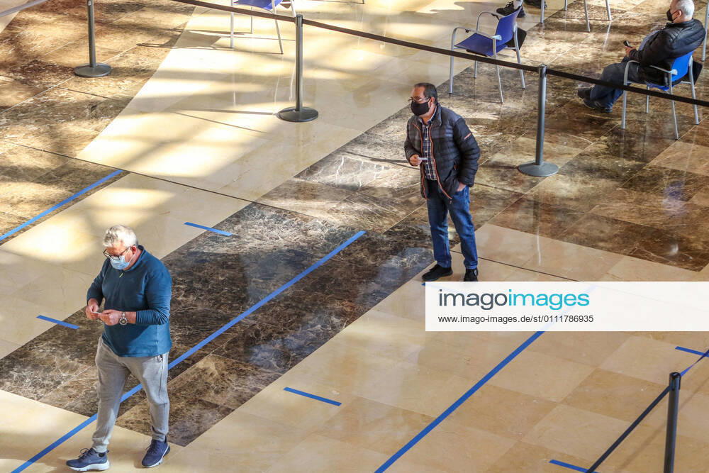 2 February 2021 (Malaga) Today has begun the rapid testing of workers in the tourist, commercial and cultural sector of Malaga capital,in the Palacio de ferias y Congresos de Malaga, with the aim of influencing the safety of these businesses and achieving greater peace of mind for customers in the face of possible contagion. Given the persistence of the health crisis caused by the COVID-19, and the very negative impact it is having on tourism, commercial and cultural companies, they have considered it necessary to enhance the image of Malaga as a safe destination . In this regard, the representatives of both entities have agreed to highlight the opportunity to work together to unite efforts for the recovery of the activ - ZUMAc161 20210202_zap_c161_045