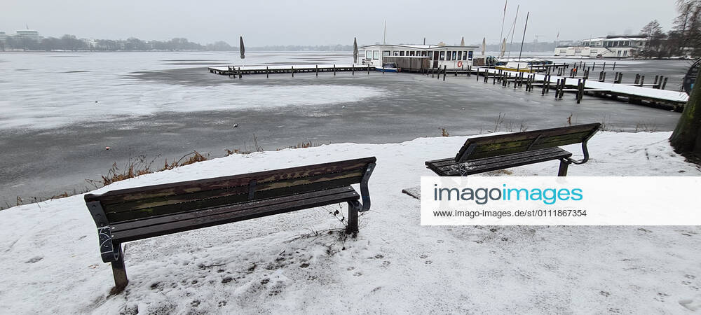 Hamburg in Corona Lockdown scenes in February 2021 around the Hamburg Außenalster Hamburg in Corona Lockdown scenes in February 2021 around the Hamburg Außenalster , Hamburg Hamburg Germany downtown around the Alster