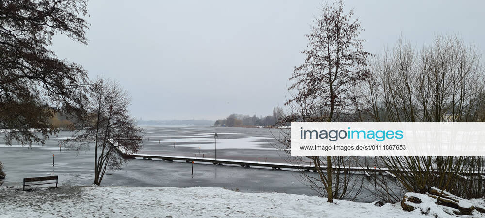 Hamburg in Corona Lockdown Scenes in February 2021 around the Hamburg Outer Alster Scenes from the Lockdown at the Alster in Hamburg Hamburg in Corona Lockdown Scenes in February 2021 around the Hamburg Outer Alster , Hamburg Hamburg Germany Downtown around the Alster