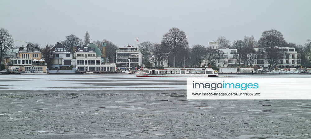 Hamburg in Corona Lockdown Scenes in February 2021 around the Hamburg Outer Alster Scenes from the Lockdown at the Alster in Hamburg Hamburg in Corona Lockdown Scenes in February 2021 around the Hamburg Outer Alster , Hamburg Hamburg Germany Downtown around the Alster