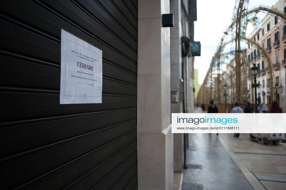 A message on a note paper seen outside a closed store in Malaga, amid the partial lockdown caused by coronavirus pandemic. Malaga Spain - ZUMAs197 20210203_zab_s197_006