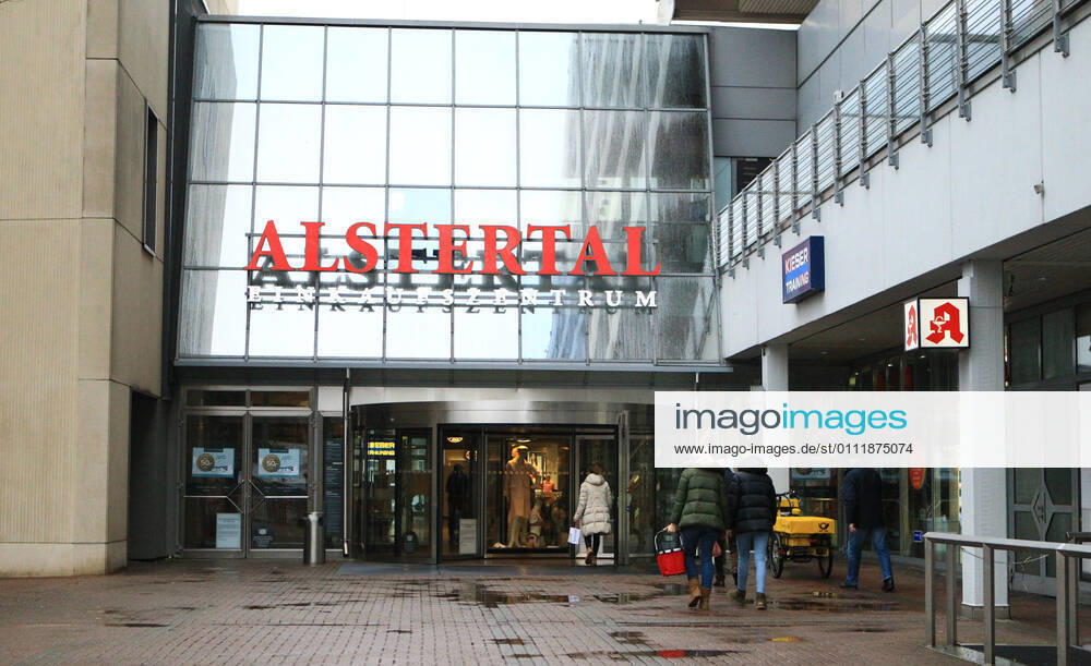 Entrance to the Alstertal shopping centre AEZ in Hamburg Poppenbüttel during the lockdown Poppenbüttel Hamburg