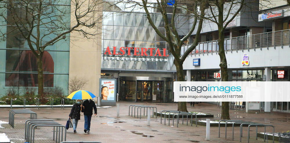 Entrance to the Alstertal shopping centre AEZ in Hamburg Poppenbüttel during the lockdown Poppenbüttel Hamburg
