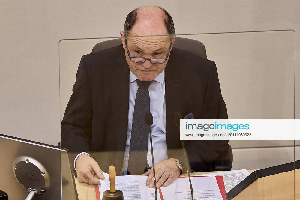 - Wien 03.04.2020 - Parlament Nationalrat Sondersitzung zum Coronamassnahmen -Heute fand im Nationalrat auf FPÖ-Antrag eine Sondersitzung statt. Die FPÖ stellte eine Dringliche Anfrage an den Innenminister. Die Polizei hatte auf geheiss des Innenministerium am vergangenen Wochenende zahlreiche Demonstrationen, darunter auch die der FPÖ verboten, mit Verweis auf die Volksgesundheit in der Coronavirius-Pandemie PHOTO: Nationalratspräsident Wolfgang Sobotka (ÖVP) bei der Einbringung am Vormittag. Vienna (AUSTRIA) - Parliament National Council special meeting on corona measures - Today, a special meeting took place in the National Council at the FPÖ s request. The FPÖ made an urgent request to the Minister of the Interior. At the behe