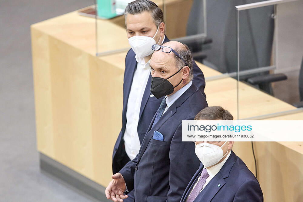 - Wien 03.04.2020 - Parlament Nationalrat Sondersitzung zum Coronamassnahmen -Heute fand im Nationalrat auf FPÖ-Antrag eine Sondersitzung statt. Die FPÖ stellte eine Dringliche Anfrage an den Innenminister. Die Polizei hatte auf geheiss des Innenministerium am vergangenen Wochenende zahlreiche Demonstrationen, darunter auch die der FPÖ verboten, mit Verweis auf die Volksgesundheit in der Coronavirius-Pandemie PHOTO: Nationalratspräsident Wolfgang Sobotka (M ÖVP), ÖVP Generalsekretär Axel Melchior (L ÖVP) und ÖVP-Klubobmann August Wöginger (R) während der Sizungsunterbrechung am Vormittag. Vienna (AUSTRIA) - Parliament National Council special meeting on corona measures - Today, a special meeting took place in the National Council