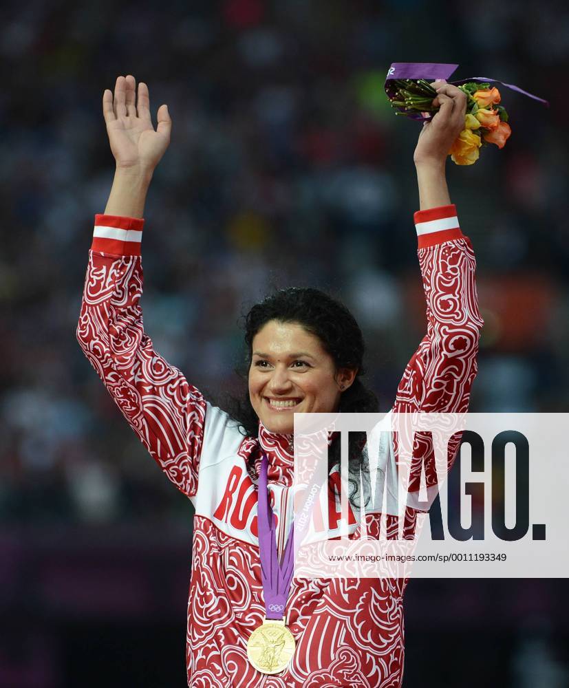 Gold medalist Tatyana Lysenko of Russia poses at awarding ceremony of women s hammer throw final at London 2012 Olympic Games, London, Britain, Aug. 11, 2012. (OLY2012)BRITAIN-LONDON-WOMEN S HAMMER THROW