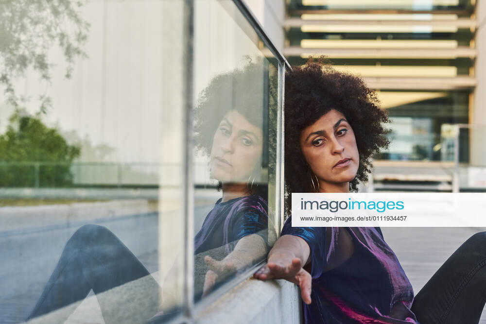 IMAGO Creative: Gesellschaft, Armut Woman sitting on the street Granada, AL, Spain CR_FPOBYG210203-635722-01 ,model released, Symbolfoto