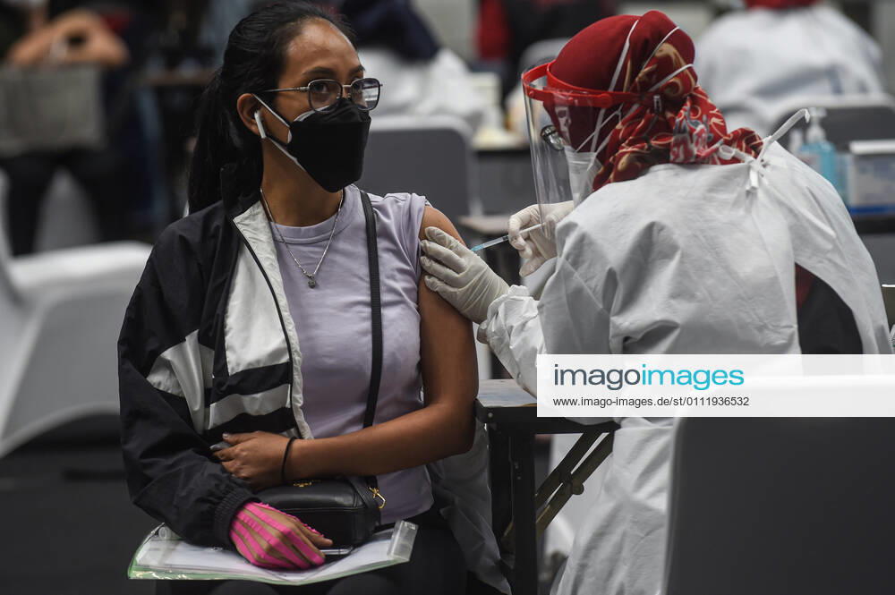 (210204) -- JAKARTA, Feb. 4, 2021 -- A health worker (L) receives a dose of China s Sinovac COVID-19 vaccine during mass vaccination program for health workers as a main priority group in Jakarta, Indonesia, Feb. 4, 2021. ) INDONESIA-JAKARTA-MASS VACCINATION PROGRAM-COVID-19 AgungxKuncahyaxB.