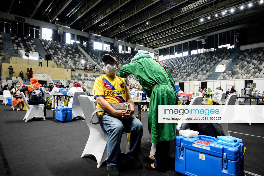 (210204) -- JAKARTA, Feb. 4, 2021 -- A health worker (L) receives a dose of China s Sinovac COVID-19 vaccine during mass vaccination program for health workers as a main priority group in Jakarta, Indonesia, Feb. 4, 2021. ) INDONESIA-JAKARTA-MASS VACCINATION PROGRAM-COVID-19 AgungxKuncahyaxB.