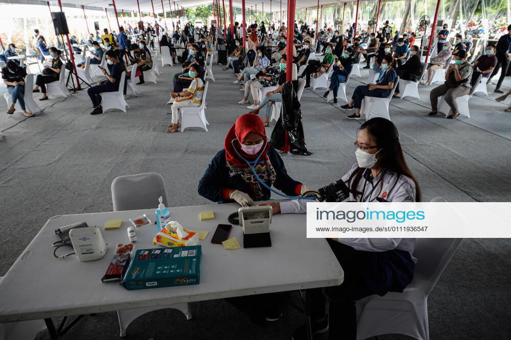 (210204) -- JAKARTA, Feb. 4, 2021 -- A health worker (R, front) has her physical condition checked before receiving a dose of China s Sinovac COVID-19 vaccine during mass vaccination program for health workers as a main priority group in Jakarta, Indonesia, Feb. 4, 2021. ) INDONESIA-JAKARTA-MASS VACCINATION PROGRAM-COVID-19 AgungxKuncahyaxB.