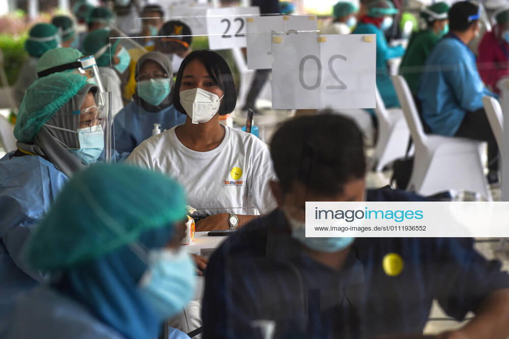 (210204) -- JAKARTA, Feb. 4, 2021 -- Health workers wait for registration before receiving doses of China s Sinovac COVID-19 vaccine during mass vaccination program for health workers as a main priority group in Jakarta, Indonesia, Feb. 4, 2021. ) INDONESIA-JAKARTA-MASS VACCINATION PROGRAM-COVID-19 AgungxKuncahyaxB.