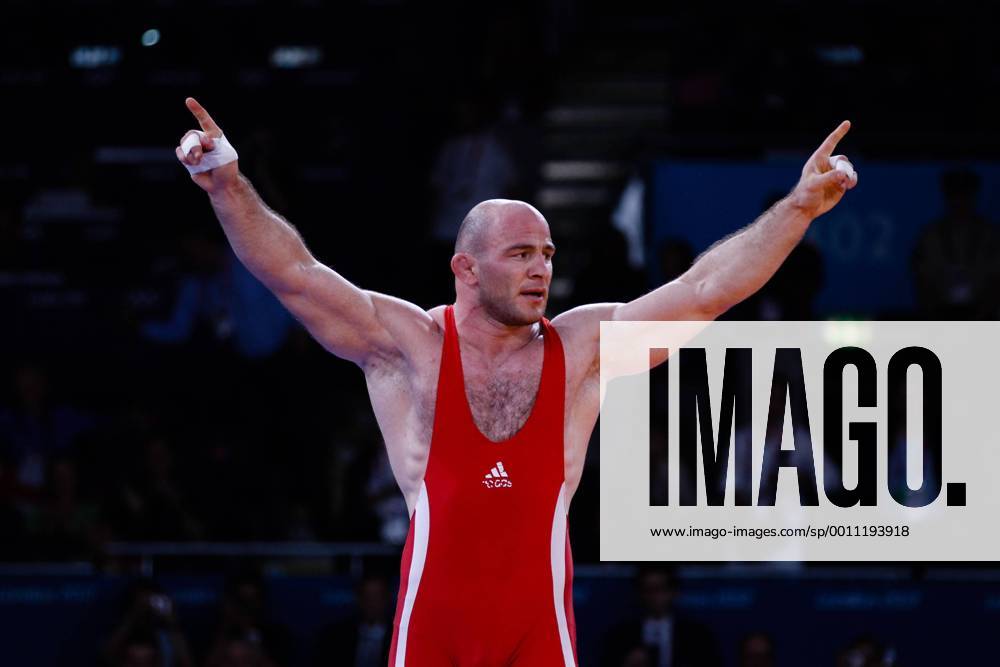 (120811) -- LONDON, Aug. 11, 2012 (Xinhua) -- Artur Taymazov of Uzbekistan (in red) celebrates in men s wrestling freestyle 120kg, at London 2012 Olympic Games in London, Britain, on August 11, 2012. Artur Taymazov of Uzbekistan won. (Xinhua Jin Liwang) (nxl) (OLY2012)BRITAIN-LONDON-WRESTLING-MEN S FR 120KG