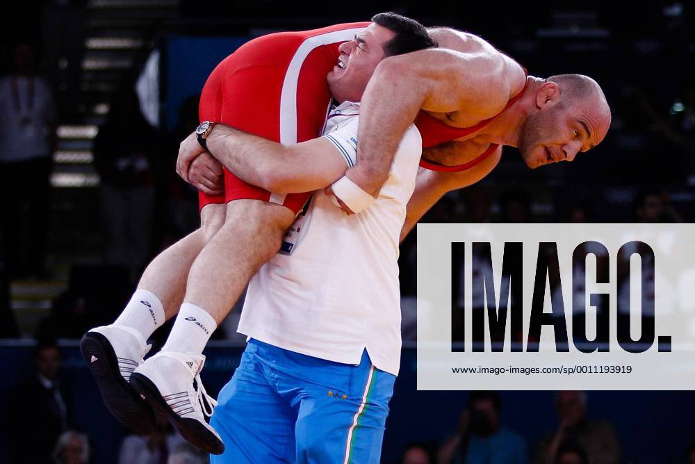 (120811) -- LONDON, Aug. 11, 2012 (Xinhua) -- Artur Taymazov of Uzbekistan (in red) celebrates in men s wrestling freestyle 120kg, at London 2012 Olympic Games in London, Britain, on August 11, 2012. Artur Taymazov of Uzbekistan won. (Xinhua Jin Liwang) (nxl) (OLY2012)BRITAIN-LONDON-WRESTLING-MEN S FR 120KG