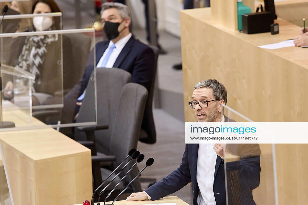 - Wien 03.04.2020 - Parlament Nationalrat Sondersitzung zum Coronavirus - Während der heutigen Sondersitzung wurden u.a. ein drittes Coronavirus-Pakets zur Bekämpfung der Pandemie sowie der wirtschaftlichen Folgen vom österreichischen Parlament beschlossen. Zudem wurden neue Hilfen für einkommensschwache Familien und Medien beschlossen. PHOTO: FPÖ Klubobmann Herbert Kickl am Rednerpult und Innenminister Karl Nehammer (ÖVP) auf der Regierungsbank.. Vienna (AUSTRIA) - Parliament National Council special session on the corona virus - During today s special session, i.a. a third corona virus package to combat the pandemic and the economic consequences has been approved by the Austrian Parliament. In addition, new aid for low-income fam