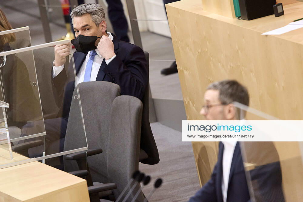 - Wien 03.04.2020 - Parlament Nationalrat Sondersitzung zum Coronavirus - Während der heutigen Sondersitzung wurden u.a. ein drittes Coronavirus-Pakets zur Bekämpfung der Pandemie sowie der wirtschaftlichen Folgen vom österreichischen Parlament beschlossen. Zudem wurden neue Hilfen für einkommensschwache Familien und Medien beschlossen. PHOTO: FPÖ Klubobmann Herbert Kickl am Rednerpult und Innenminister Karl Nehammer (ÖVP) auf der Regierungsbank.. Vienna (AUSTRIA) - Parliament National Council special session on the corona virus - During today s special session, i.a. a third corona virus package to combat the pandemic and the economic consequences has been approved by the Austrian Parliament. In addition, new aid for low-income fam