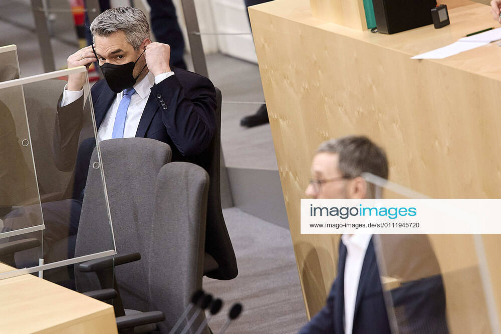 - Wien 03.04.2020 - Parlament Nationalrat Sondersitzung zum Coronavirus - Während der heutigen Sondersitzung wurden u.a. ein drittes Coronavirus-Pakets zur Bekämpfung der Pandemie sowie der wirtschaftlichen Folgen vom österreichischen Parlament beschlossen. Zudem wurden neue Hilfen für einkommensschwache Familien und Medien beschlossen. PHOTO: FPÖ Klubobmann Herbert Kickl am Rednerpult und Innenminister Karl Nehammer (ÖVP) auf der Regierungsbank.. Vienna (AUSTRIA) - Parliament National Council special session on the corona virus - During today s special session, i.a. a third corona virus package to combat the pandemic and the economic consequences has been approved by the Austrian Parliament. In addition, new aid for low-income fam