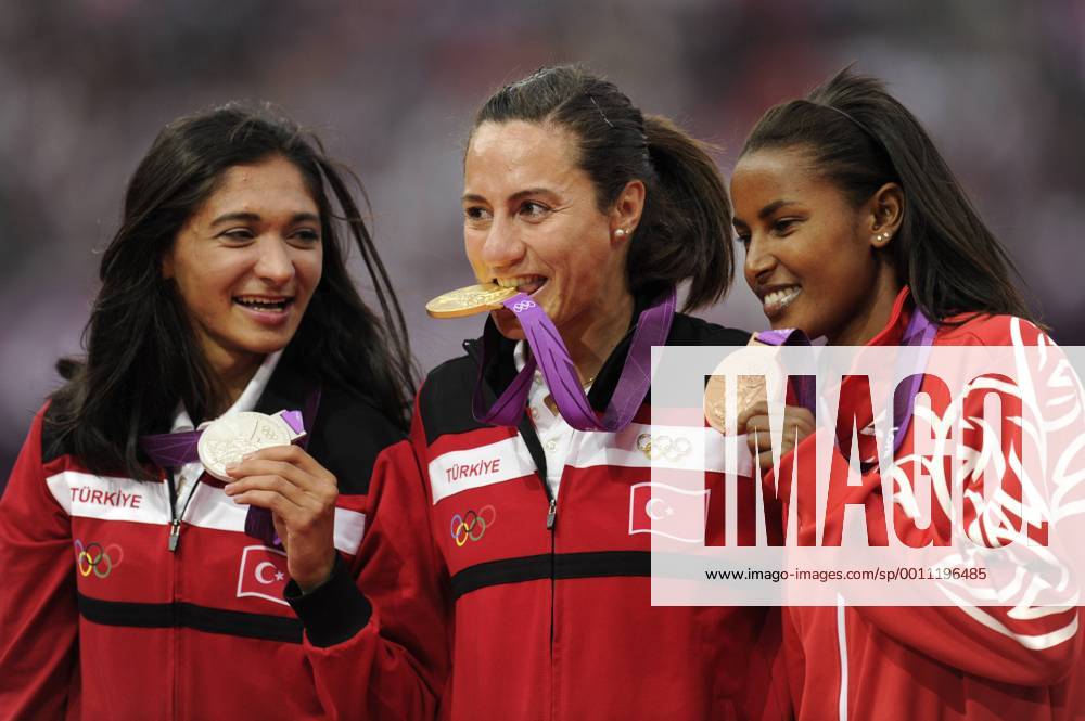 V.li: BULUT Gamze (TUR),CAKIR ALPTEKIN Asli (TUR),JAMAL Maryam Yusuf (BRN),1500m der Frauen,Siegerehrung,victory ceremony mit Medaillen,am 11.08.2012. Olympische Sommerspiele 2012 in London vom 27.07. - 12.08.2012 in London Grossbritannien.