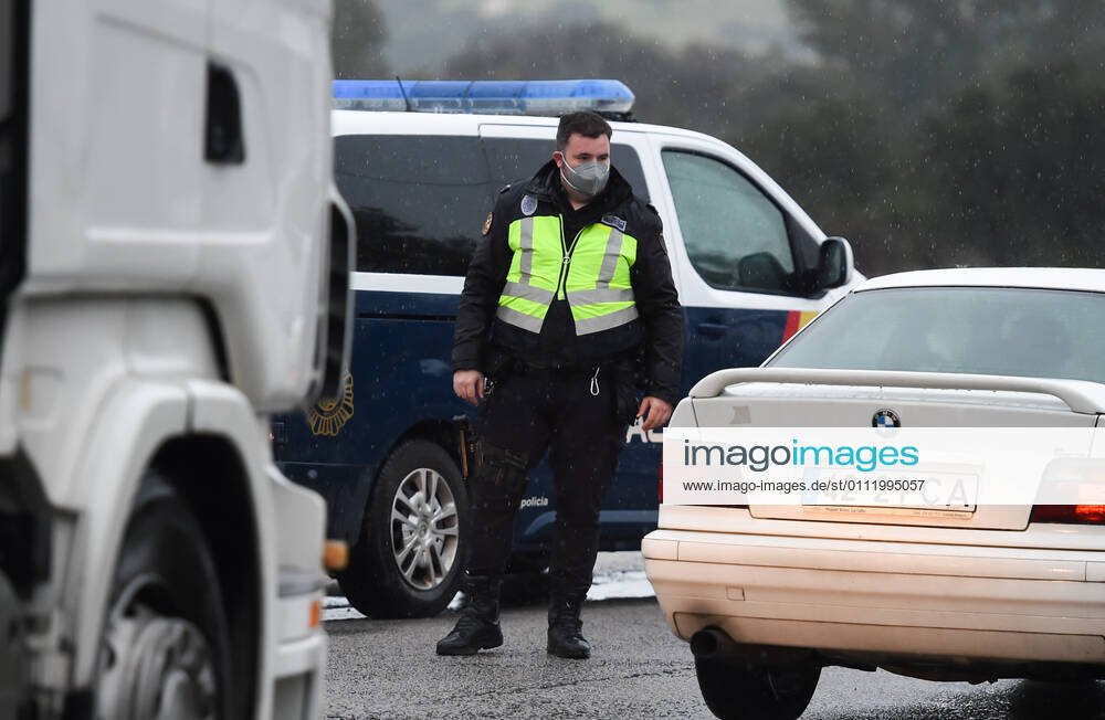 Border police officer inspects a vehicle at a checkpoint amid coronavirus crisis..Since January 31, Portugal closed its land border with Spain, for a period of at least two weeks in an attempt to contain the virus. Just essential movements are still allowed, such for workers, medical reasons and goods transportation. Monfortinho Portugal - ZUMAs197 20210204_zaa_s197_176
