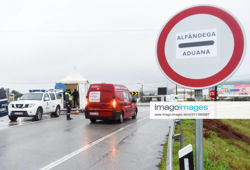 Border police officer inspects a van at a checkpoint..Since January 31, Portugal closed its land border with Spain, for a period of at least two weeks in an attempt to contain the virus. Just essential movements are still allowed, such for workers, medical reasons and goods transportation. Monfortinho Portugal - ZUMAs197 20210204_zaa_s197_180