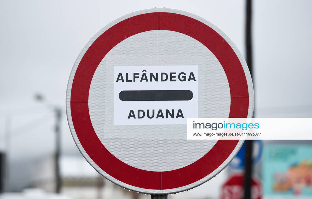 A view of a traffic border sign at the border between Portugal and Spain..Since January 31, Portugal closed its land border with Spain, for a period of at least two weeks in an attempt to contain the virus. Just essential movements are still allowed, such for workers, medical reasons and goods transportation. Monfortinho Portugal - ZUMAs197 20210204_zaa_s197_187