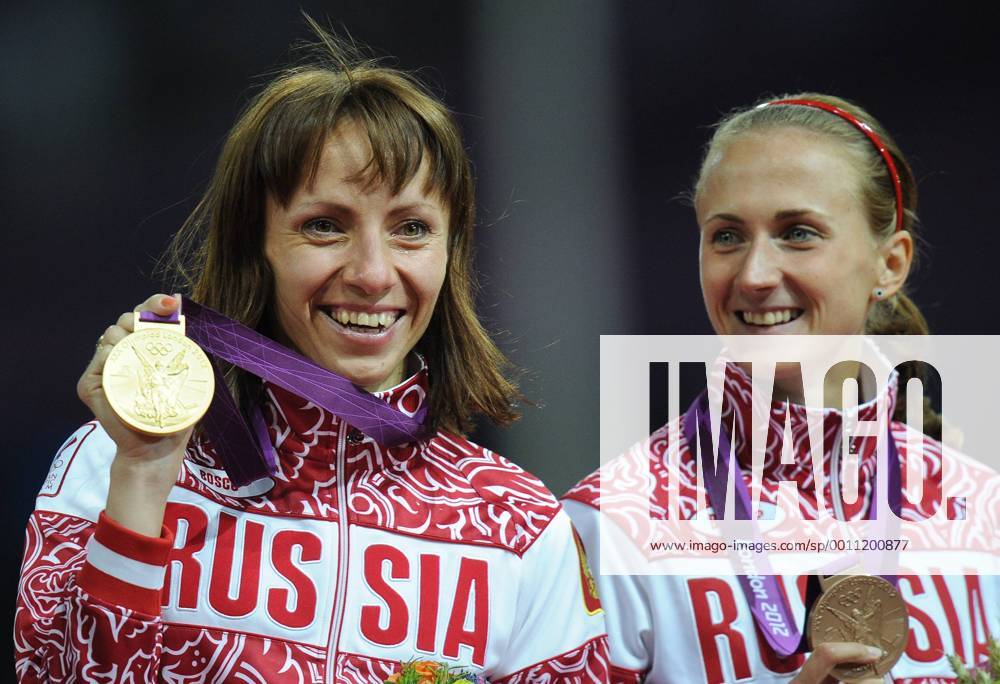 Gold-medalist Russia s Mariya Savinova (L), bronze-medalist Russia s Ekaterina Poistogova pose on the podium after the women s 800m final at the London 2012 Olympic Games. Aufmacher RE105AEE