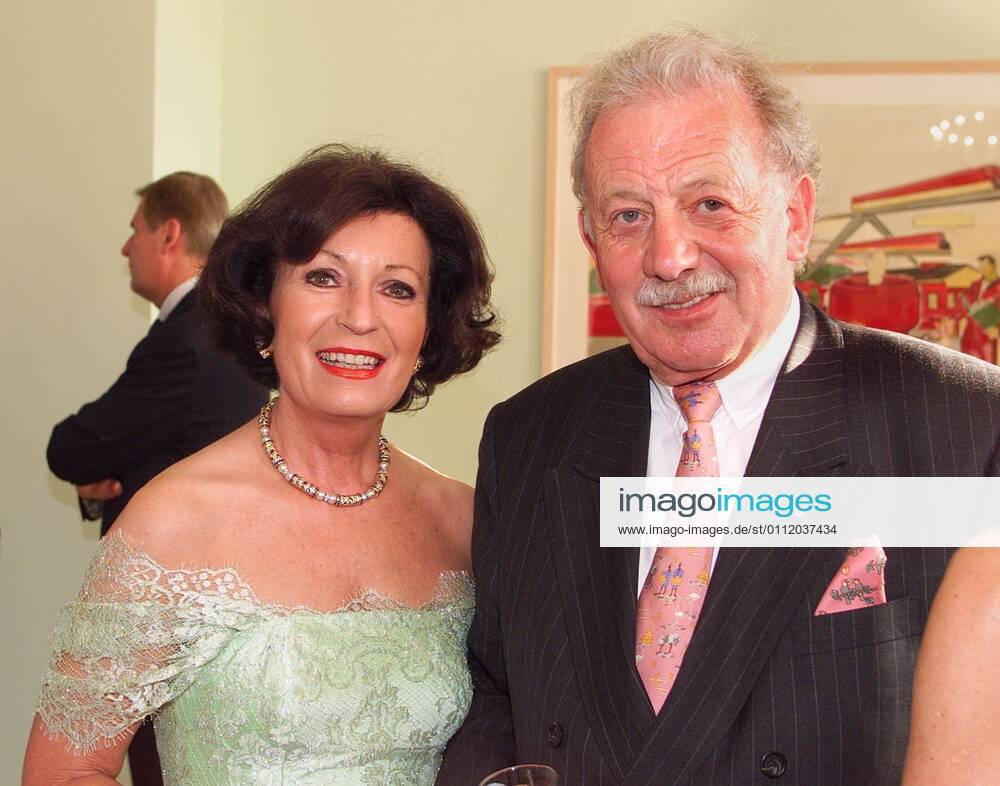 Photo Henry H Herrmann Theme Auction for the Foundation of Mrs Lea Rabin in Bellevue Palace Hartwig Piepenbrock with Mrs Maria Theresia
