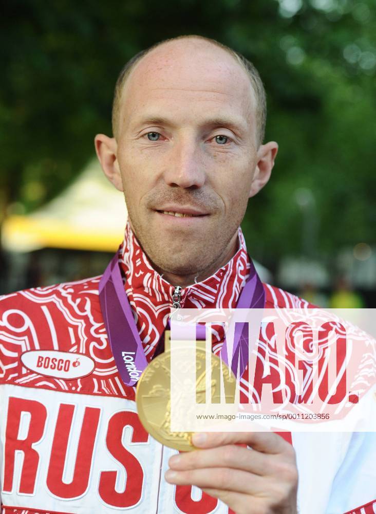 Russia s Sergey Kirdyapkin shows off his goldmedal for the Men s 50km race walk at the London 2012 Olympic Games. RE105ACE