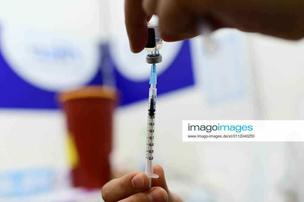 (210205) -- TEL AVIV, Feb. 5, 2021 () -- A medical worker prepares the COVID-19 vaccine at a health service center in Tel Aviv, Israel, on Feb. 4, 2021. The number of people vaccinated against the COVID-19 in Israel has surpassed 3.34 million, or 35.9 percent of the total population, since the vaccination campaign began on Dec. 20, 2020. (Tomer Neuberg JINI via ) ISRAEL-TEL AVIV-COVID-19-VACCINE Xinhua