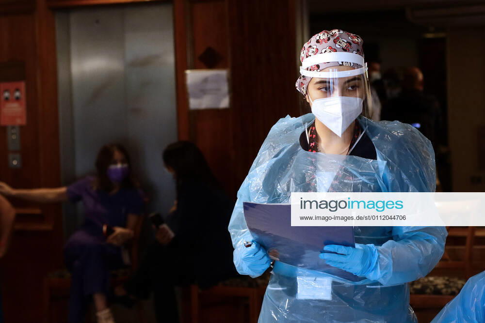 The undersecretary of Public Health, Paula Daza, the seremi of Health RM, Paula Labra and the director of health of Providencia, Sonia Moreno, initiated the process of vaccination against COVID 19 to officials of Health Residences Javier Salvo Aton Chile, Santiago Chile Aton Chile 486171