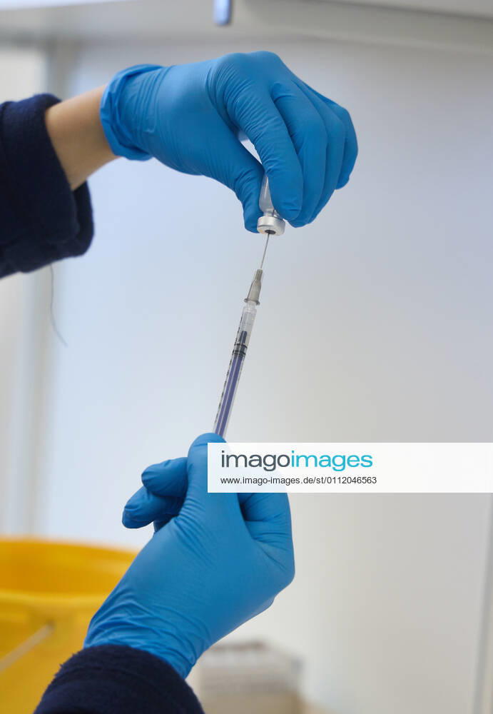 Pulling the syringe out of the bottle with vaccine Bavarian Vaccination Center Augsburg, press tour Bavarian Vaccination Center Augsburg, press tour