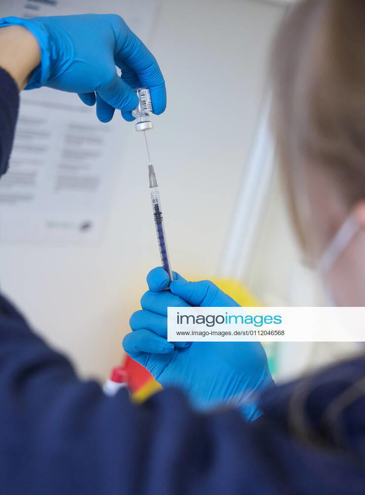 Pulling the syringe out of the bottle with vaccine Bavarian Vaccination Center Augsburg, press tour Bavarian Vaccination Center Augsburg, press tour