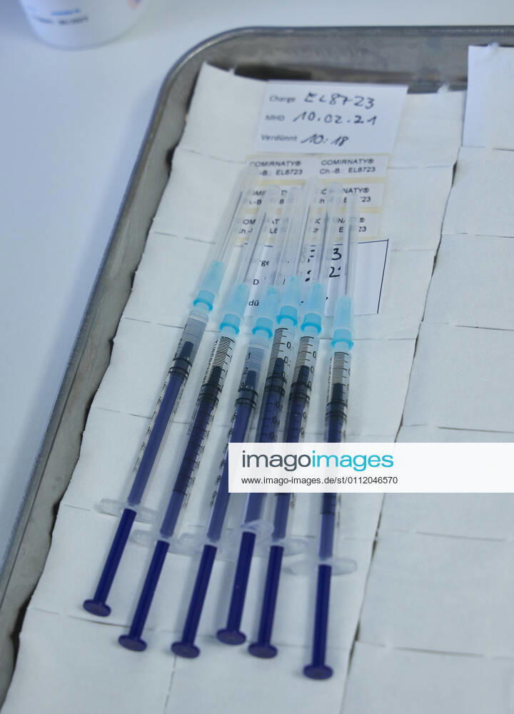 Six syringes filled from a bottle of vaccine from BionTech Pfizer are ready Bavarian Vaccination Center Augsburg, press tour Bavarian Vaccination Center Augsburg, press tour
