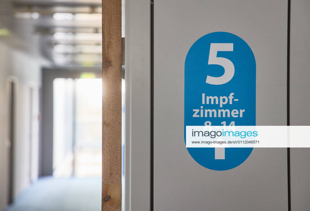 Information sign to the vaccination rooms in the vaccination centre Bavarian Vaccination Centre Augsburg, press tour Bavarian Vaccination Centre Augsburg, press tour