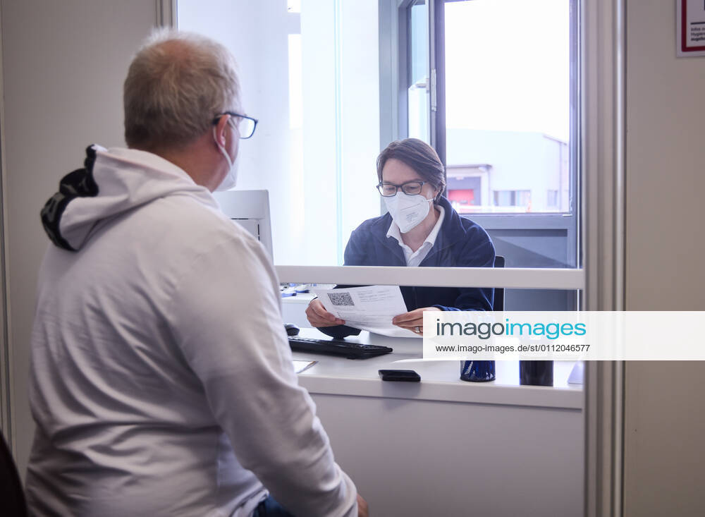 At the registration desk at the Vaccination Center Bavarian Vaccination Center Augsburg, press tour Bavarian Vaccination Center Augsburg, press tour