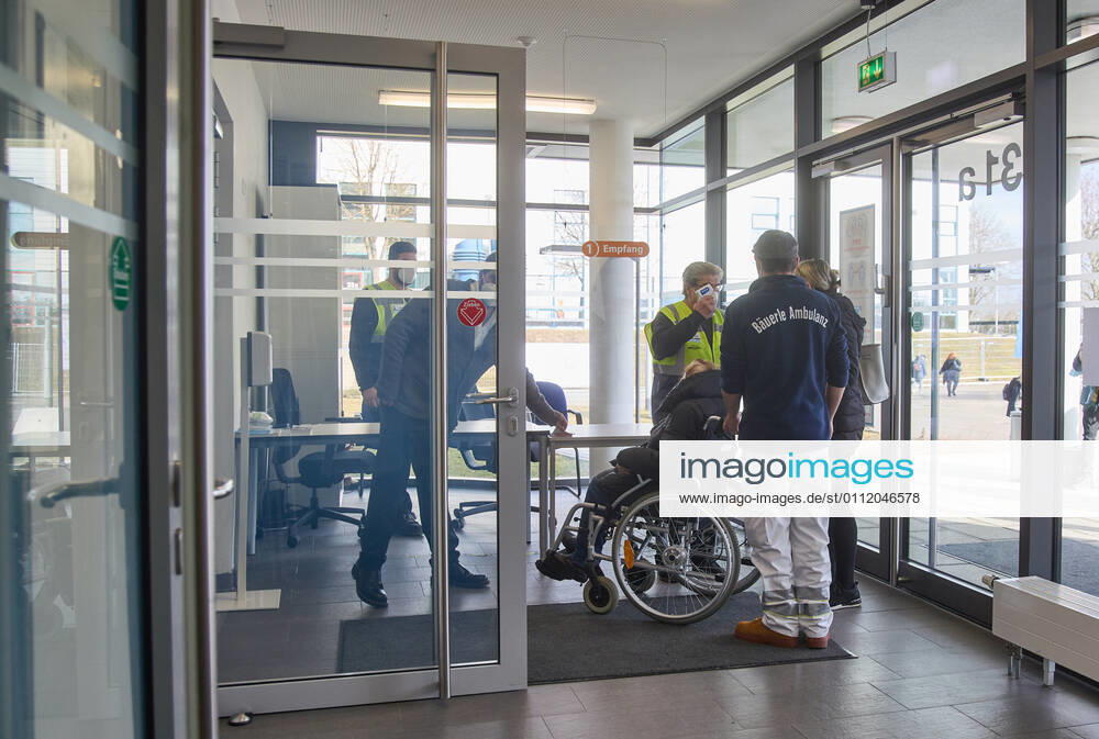 Entrance area in the vaccination centre, temperature measurement Person in wheelchair Bavarian Vaccination Centre Augsburg, press tour Bavarian Vaccination Centre Augsburg, press tour