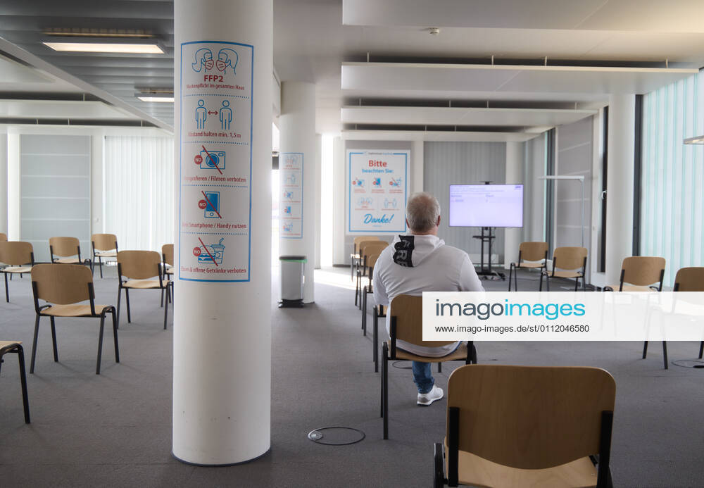 Follow-up area, a vaccinated person sitting on a chair during a 15-minute rest period Bavarian Vaccination Center Augsburg, press tour Bavarian Vaccination Center Augsburg, press tour
