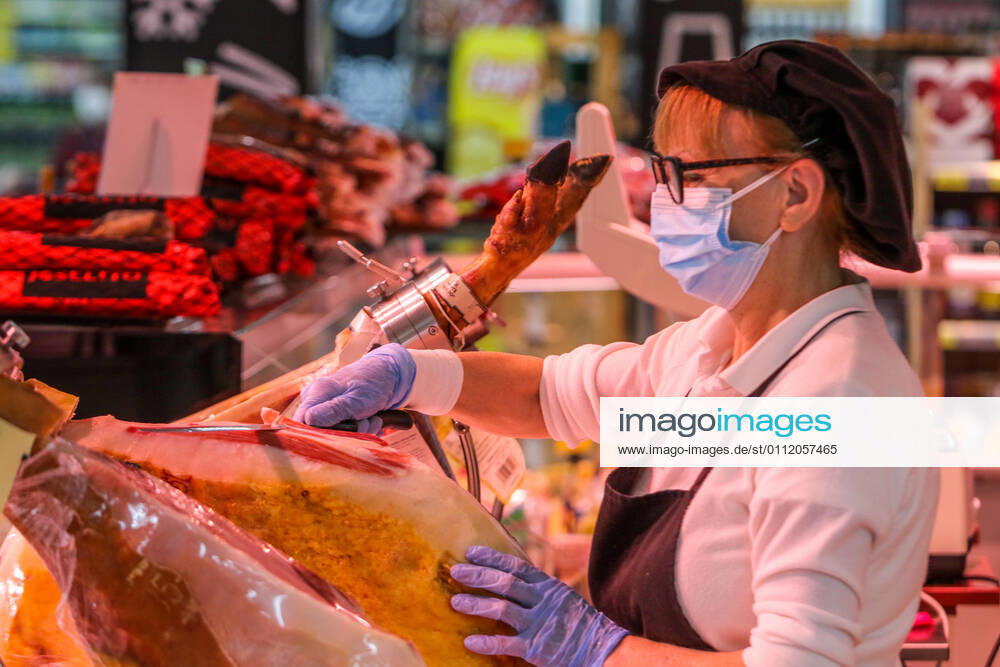 5 February 2021 (Torremolinos ,Malaga) Supermarkets in the province maintain their normal business hours as they are an essential activity. All employees are protected from mask and gloves as a measure anti Covid 19 or coronavirus, and customers as a minimum also the mask is mandatory. The photos correspond to the company Maskom Supermarkets. - ZUMAc161 20210205_zap_c161_001