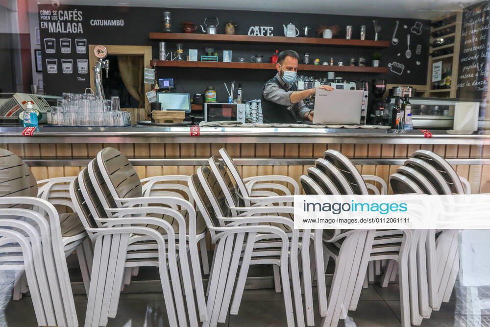 5 February 2021 (Malaga) the take-away service is the only option for restaurants and cafes for the closure of non-essential shops in Andalucia by coronavirus - ZUMAc161 20210205_zap_c161_032