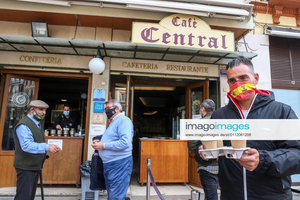 5 February 2021 (Malaga) the take-away service is the only option for restaurants and cafes for the closure of non-essential shops in Andalucia by coronavirus - ZUMAc161 20210205_zap_c161_041