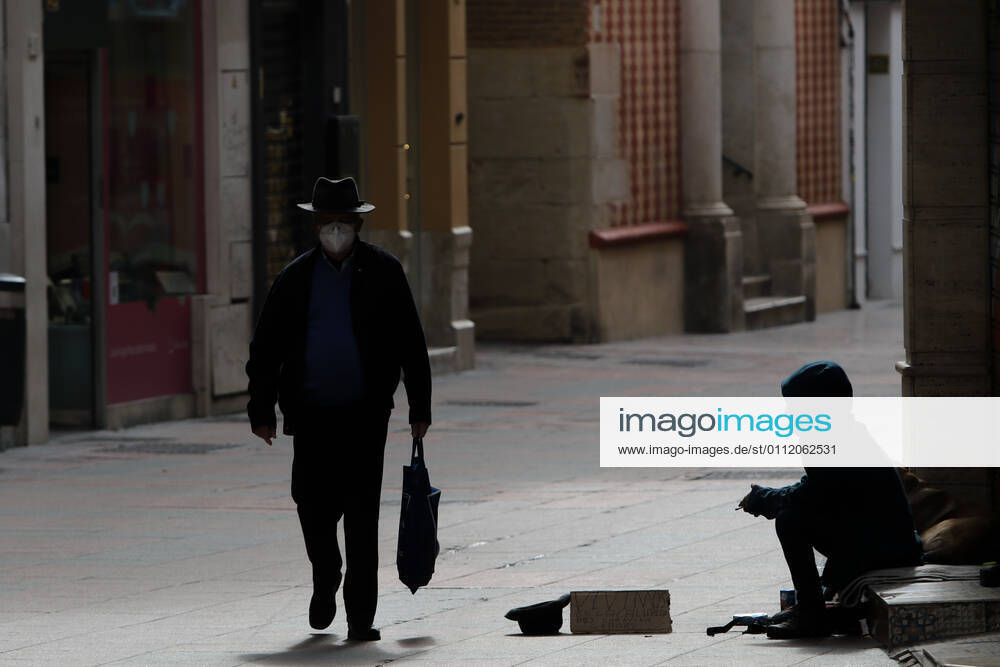February 5, 2021 (Malaga) Homeless people, homeless without economic resources are looking for the life of to get money because of the economic crisis of Covid 19 or coronavirus - ZUMAc161 20210205_zap_c161_046