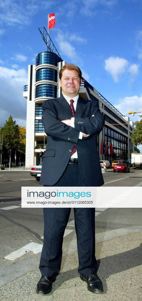 Copyright IMAGO Herrmann Topic The presumably new SPD secretary general Olaf Scholz in front of the party headquarters