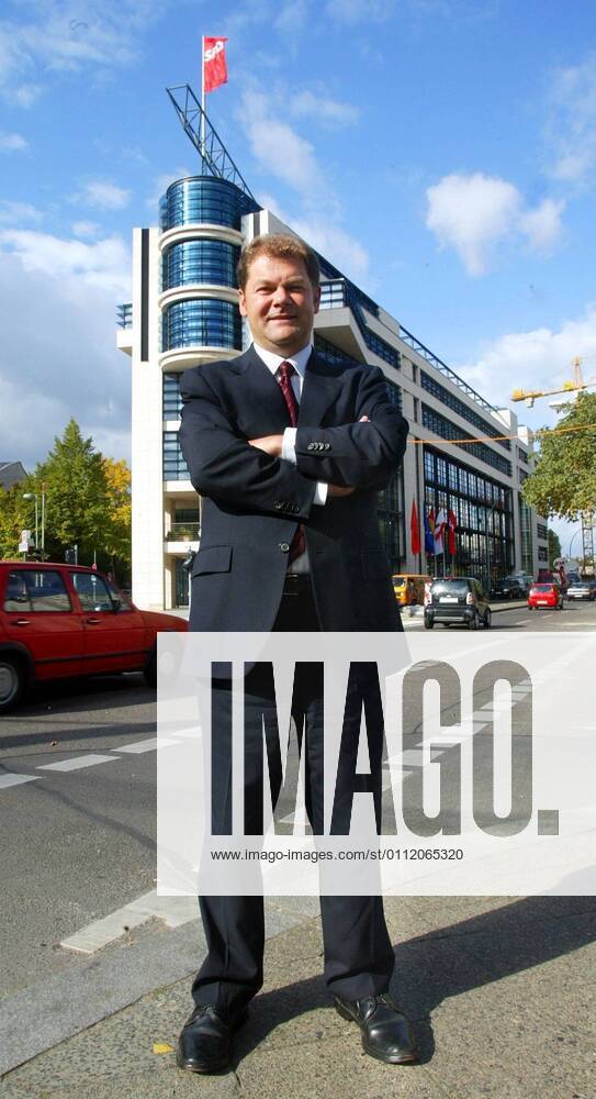 Copyright IMAGO Herrmann Topic The presumed new SPD secretary general Olaf Scholz in front of the party headquarters
