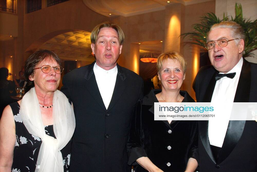 Mentor Copyright IMAGO Herrmann Theme Gala Dinner of the Mentor Foundation at the Hotel Adlon on 12 10 02 with guests Erika de Hadeln, Jürgen and Elvie Schau with Moritz de Hadeln