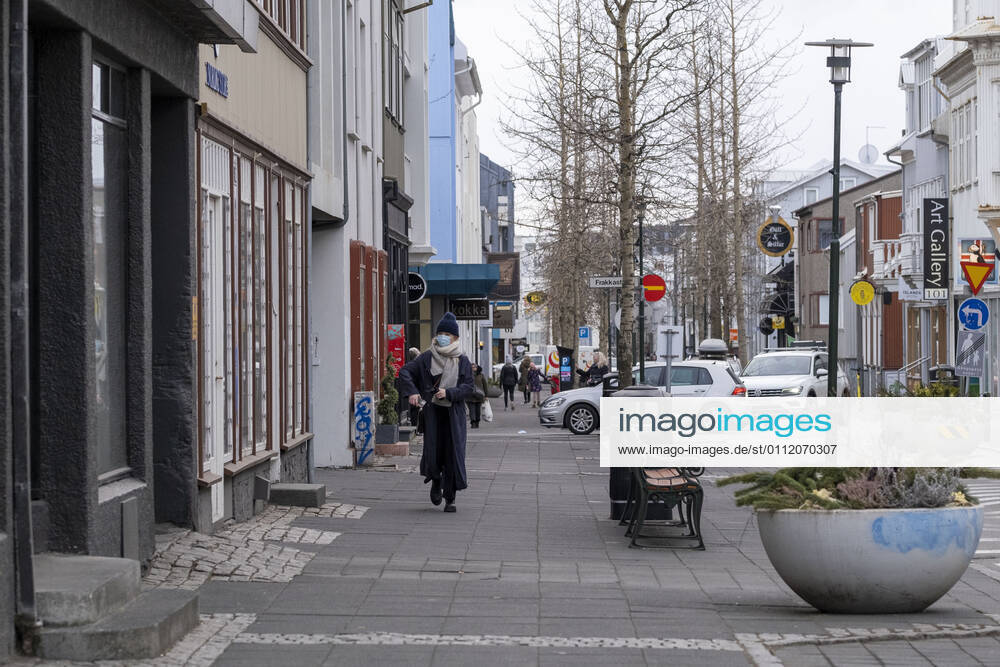 Although it is not mandatory to wear masks on the streets in Iceland, most pedestrians wear masks to protect themselves from contracting the Corona virus The current 14 day incidence in Iceland is 3.8 Although it is not mandatory to wear masks on the streets in Iceland, most pedestrians wear masks to