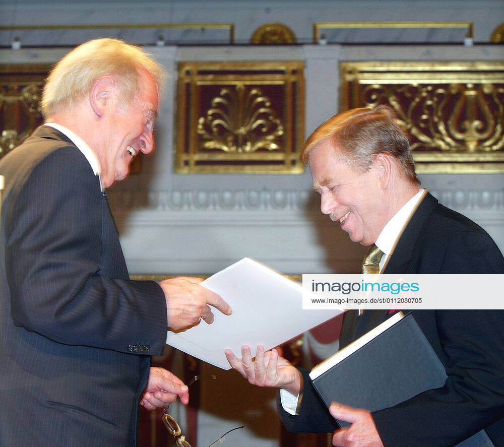 National Prize for Havel Copyright IMAGO Herrmann Date 18 06 2003 Subject Awarding of the National Prize of 100,000 euros to Václav Havel at the Schauspielhaus Berlin The award was presented by the Federal President Johannes Rau.